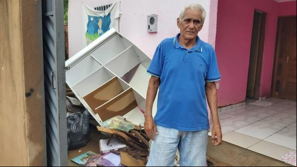 Filho e nora do senhor Antônio Alves perderam móveis e ficaram desabrigados, em Piripiri no Piauí.(Imagem:Renan Nunes/ TV Clube)