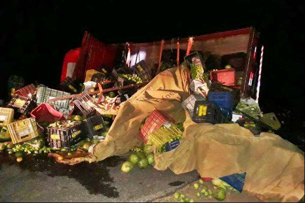 Caminhão carregado de frutas tomba na PI 213(Imagem:Blog do Coveiro)