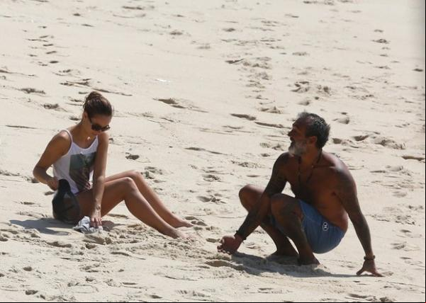 Paolla Oliveira vai a praia com Rogério Gomes no Rio.(Imagem:Globo.com)