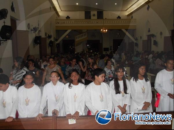 Crianças e jovens receberam a Primeira Eucaristia em Floriano.(Imagem:FlorianoNews)