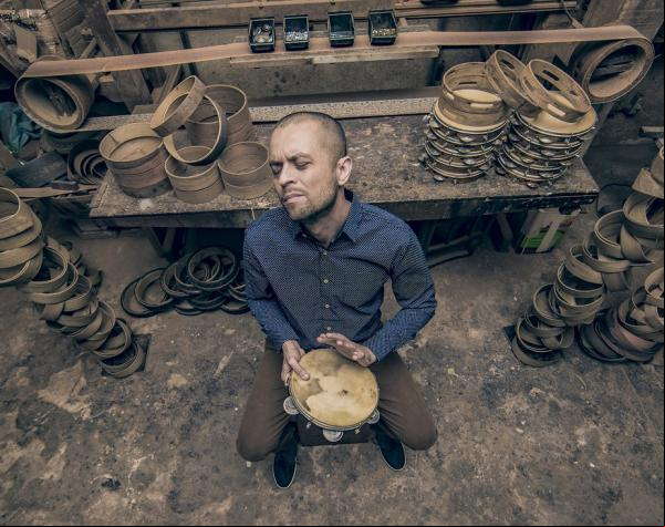 Percussionista Tulio Araujo põe o toque do pandeiro em tema de Duke Ellington(Imagem:Reprodução)