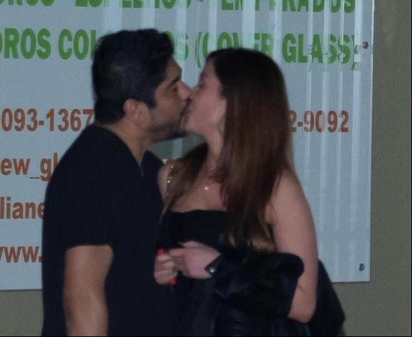 Maria Melilo troca beijos com novo affair: