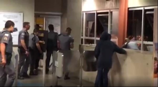 PM na estação USP-Leste da TM, onde funcionários foram feitos reféns na madrugada deste sábado (21)(Imagem:Divulgação/Polícia Militar)
