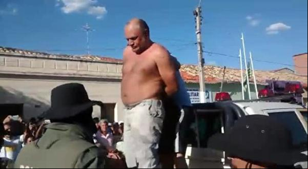 Populares aplaudem a ação da polícia quando suspeito é encaminhado ao DP.(Imagem:G1 PI)