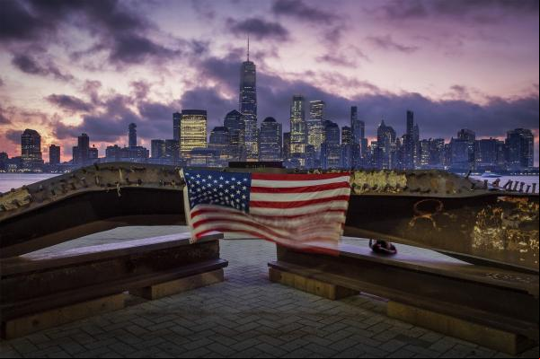 ma bandeira dos EUA é vista sobre ferragem retorcida restante do ataque terrorista às Torres Gêmeas em 2001, em Jersey City.(Imagem:J. David Ake/AP)