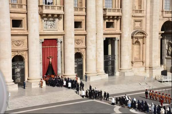 Corpo do papa Francisco é velado em cerimônia aberta ao público (Imagem:Getty)