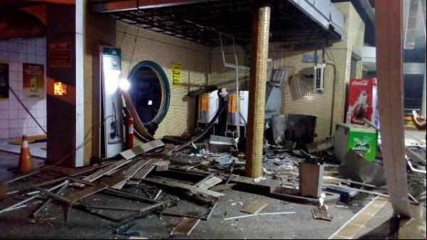 Criminosos explodem caixa eletrônico e fogem levando dinheiro em Floriano.(Imagem:Divulgação/Whats App)