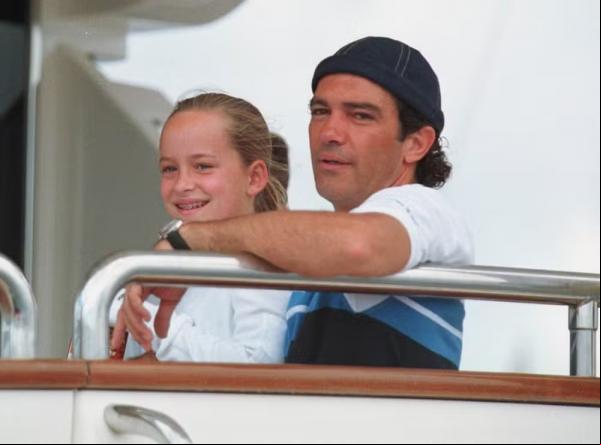 Antonio Banderas com Dakota Johnson, ainda criança, nos anos 1990.(Imagem:Getty Images)