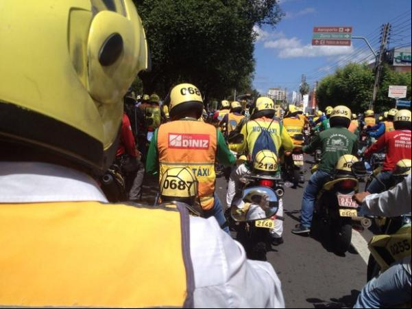 Mototaxistas aram pela Frei Serafim buzinando e gritando palavras de ordem.(Imagem:Fernando Brito/G1)
