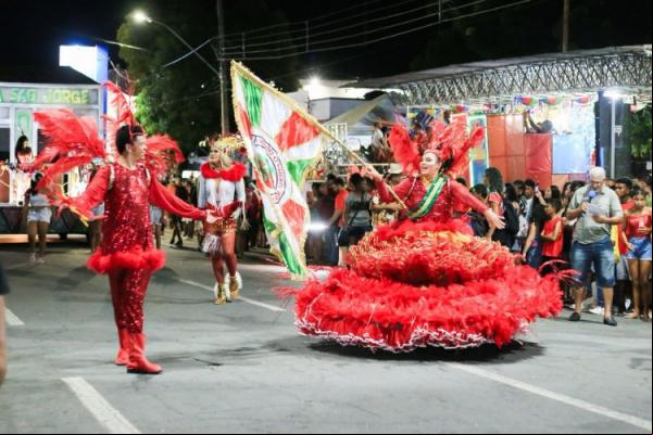 Carnaval de Floriano: Escolas de samba brilham na Avenida Getúlio Vargas.(Imagem:Secom)