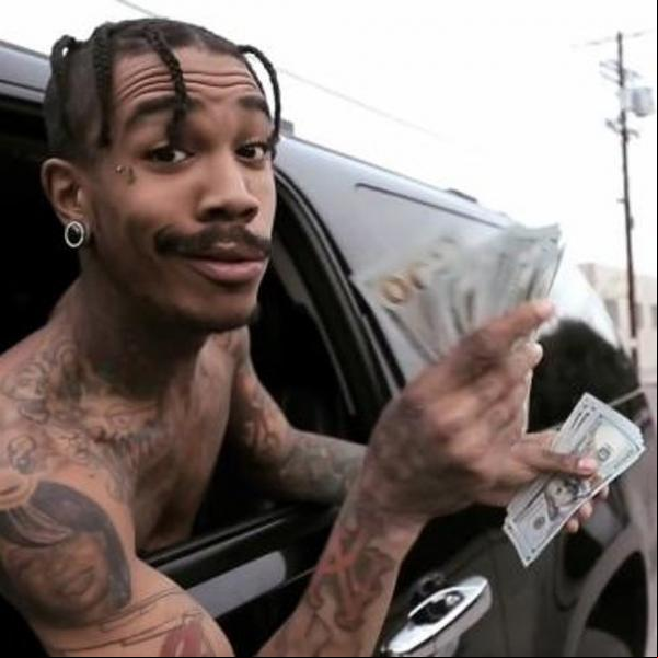 O rapper americano J $tash se matou após atirar e matar a namorada na frente de seus três filhos no apartamento onde ela morava na Califórnia no último sábado (1). A polícia receb(Imagem:Reprodução)