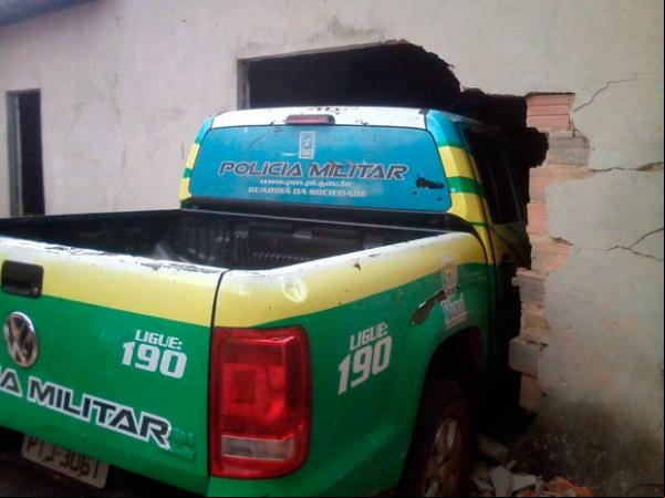 Viatura da PM bate em parede de casa(Imagem:G1.)