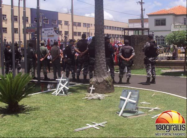 Trabalhadoras tentam invadir Karnak no Dia da Mulher(Imagem:180graus)
