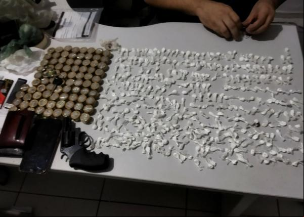 Apreensão da polícia durante as abordagens.(Imagem: 23º BPM)