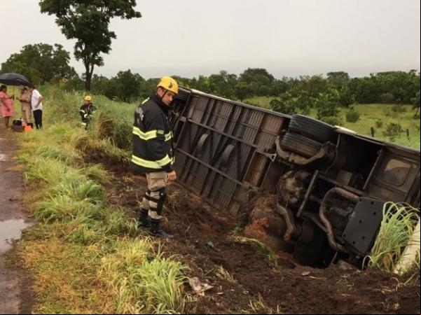 Ônibus com 50 ageiros que saiu do Piauí tomba na BR-020.(Imagem:Divulgação/Corpo de Bombeiros)