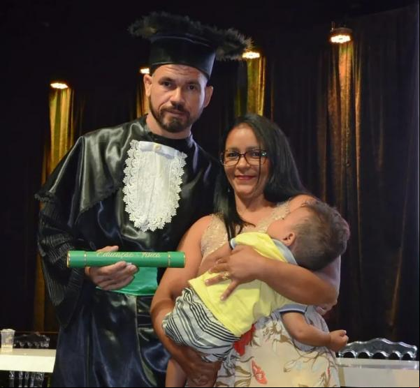 Vladimir com a esposa e o filho durante colação de grau em Teresina.(Imagem: Arquivo Pessoal )