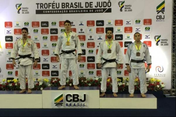 Stanley (segundo da direita para esquerda) no pódio do Troféu Brasil.(Imagem:Arquivo Pessoal)