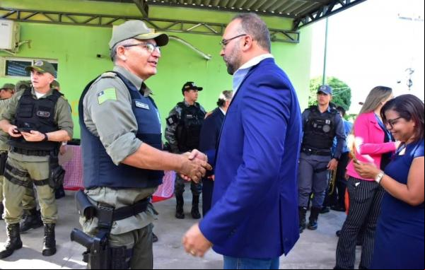 Vereador Joab Curvina prestigia troca de Comando do 3º Batalhão da Polícia Militar em Floriano(Imagem:Reprodução/Instagram)