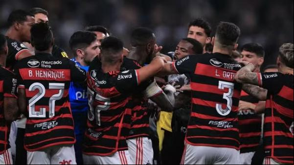 Jogadores de Corinthians e Flamengo se envolvem em confusão.(Imagem:Ettore Chiereguini/AGIF)