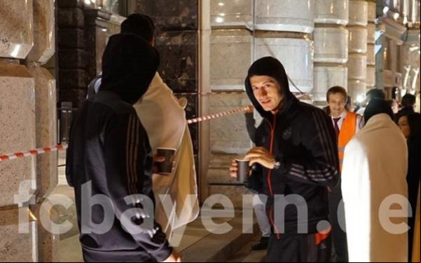 Lewandowski toma café na porta de hotel.(Imagem:Divulgação/Site oficial do Bayern)
