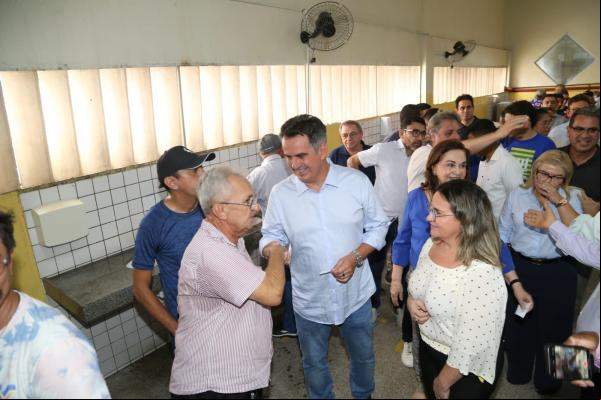 Ciro percorre ruas do Centro, tem contato com populares e almoça no Restaurante Popular(Imagem:Divulgação)