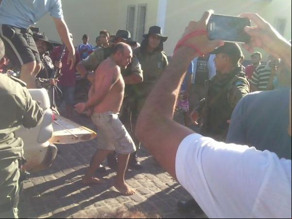 Clewilson Vieira sendo levado para delegacia de São Miguel do Tapuio.(Imagem:Divulgação/Polícia Militar)