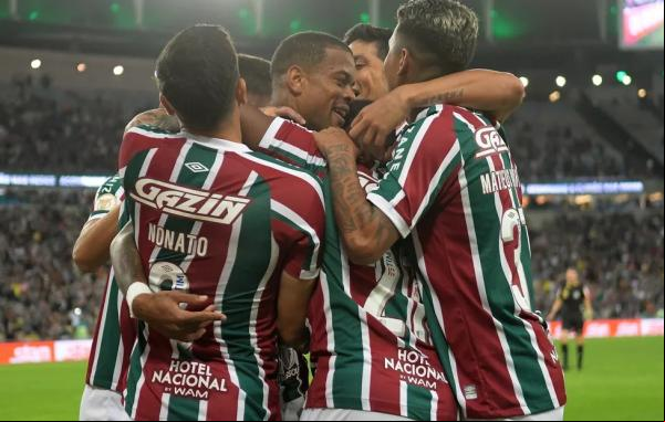 Jogadores do Fluminense comemoram gol contra o Coritiba.(Imagem: Alexandre Durão )