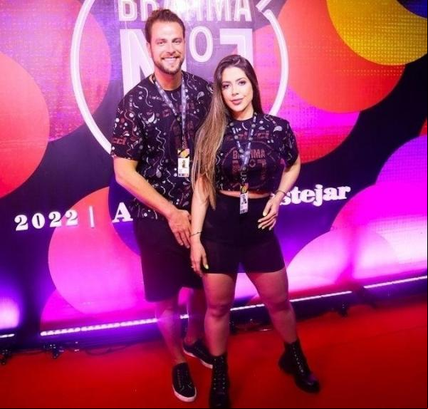 Laís Caldas apareceu em suas redes sociais na última segunda-feira, dia 1º, para conversar com seus fãs e seguidores do Instagram e revelou ter feito duas cirurgias nos olhos há um(Imagem:Reprodução)