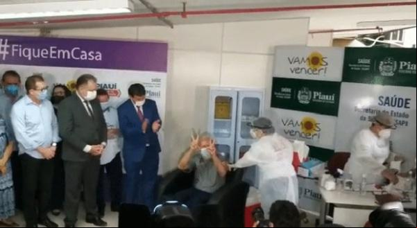 Médico obstetra Joaquim Vaz Parente foi o primeiro vacinado no Piauí.(Imagem:Suzana Aires/G1 )