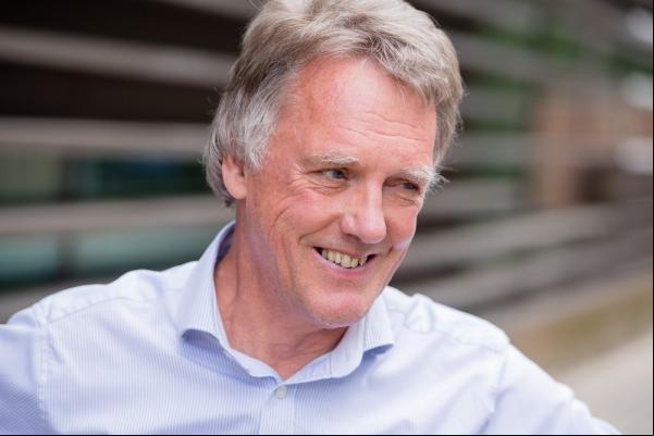 O cientista Peter Ratcliffe, um dos vencedores do prêmio nobel de Medicina deste ano.(Imagem:Paul Wilkinson/Oxford University/Handout via Reute)