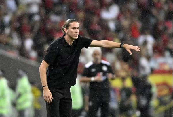 Filipe Luís dá instruções em jogo do Flamengo contra o Central Córdoba.(Imagem: André Durão/ge)