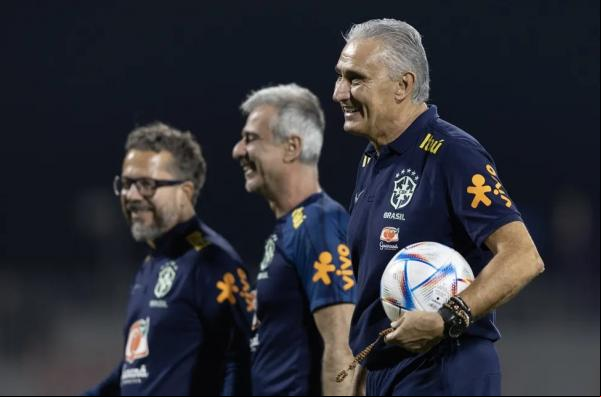 Cléber Xavier, Fábio Mahseredjian e Tite, durante treino da seleção brasileira.(Imagem:Lucas Figueiredo / CBF)