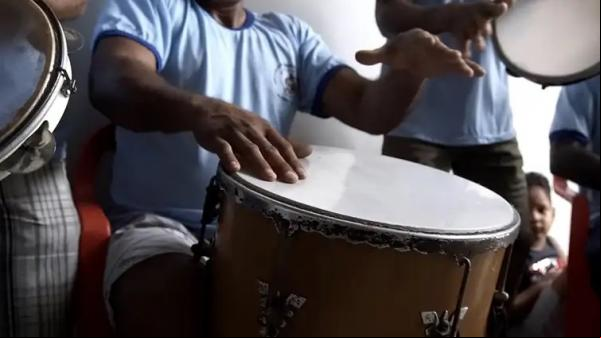 O samba de roda carrega tradições que am de geração a geração.(Imagem:TV Brasil/Arquivo)