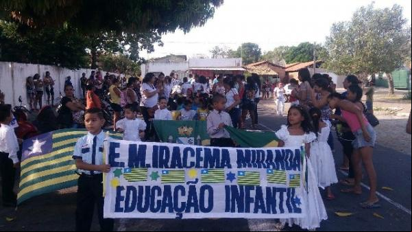 Alunos da educação infantil participam do desfile cívico antecipado.(Imagem:SECOM)