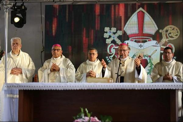 Dom Juarez recebe Báculo Arquidiocesano(Imagem:Divulgação)
