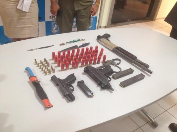 Armamento apreendido com Clewilson Vieira, em São MIguel do Tapuio.(Imagem:Daniel Cunha/G1)