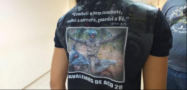 Familiares usaram camiseta em homenagem ao cabo Samuel Borges durante audiência de instrução, em Teresina.(Imagem:Gilcilene Araújo/G1)