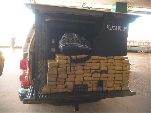 Quase 100 tabletes de maconha são apreendidas em ônibus e ageiro é preso no Sul do Piauí.(Imagem:Divulgação /PM-PI)