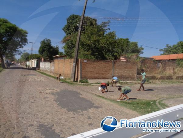 Distribuição de bombons marca o Dia das Crianças em Floriano.(Imagem:FlorianoNews)
