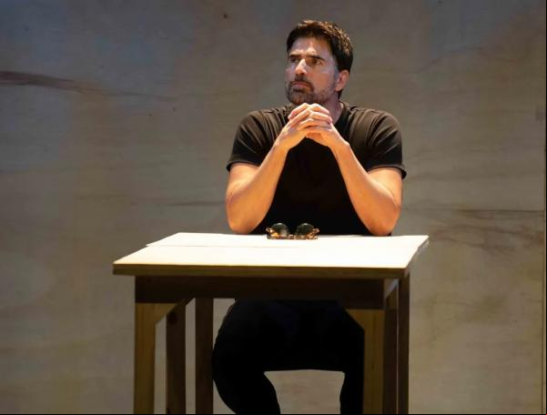 Reynaldo Gianecchini em cena da peça