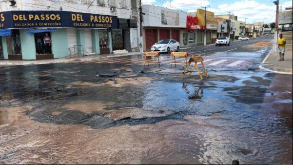 Cano estoura e causa grande vazamento de água em avenida de Floriano.(Imagem:FlorianoNews)