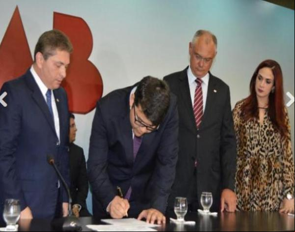 Chico Lucas toma posse na OAB e sinaliza para corte de pessoal.(Imagem:florianonews.piauiconectado.com)