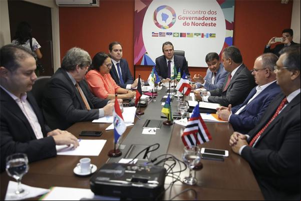 Governadores assinam carta em apoio ao novo Fundeb que governo tenta alterar.(Imagem:Ascom/consórcio)
