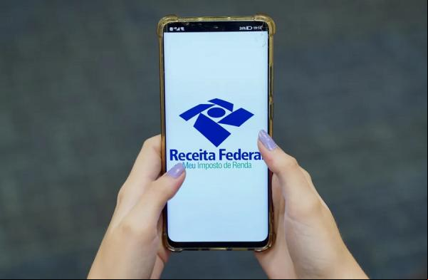 Celular com imagem do aplicativo da Receita Federal.(Imagem:Marcos Serra/ g1)