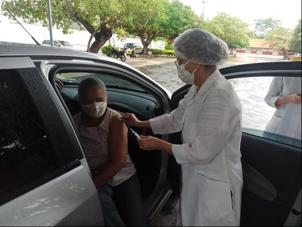 Idosa recebe vacina contra Covid-19 em Teresina.(Imagem:Aline Moreira/TV Clube)