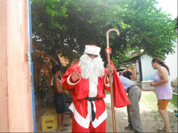 Papai Noel promoveu manhã de alegria com distribuição de bombons em Floriano.(Imagem:FlorianoNews)