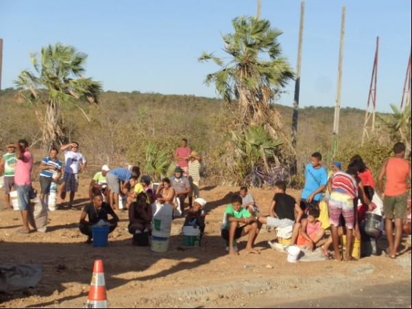 Carreta tomba e espalha carga de milho nas margens da BR-230. (Imagem:FlorianoNews)