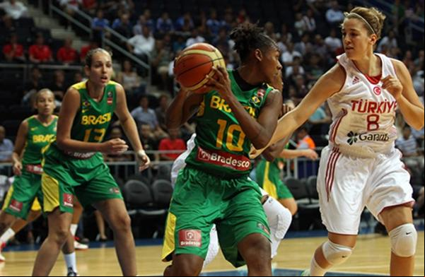 Tatiane se protege da marcação de turca na estreia pela Zafer Cup, em Istambul, na Turquia.(Imagem:Divulgação)