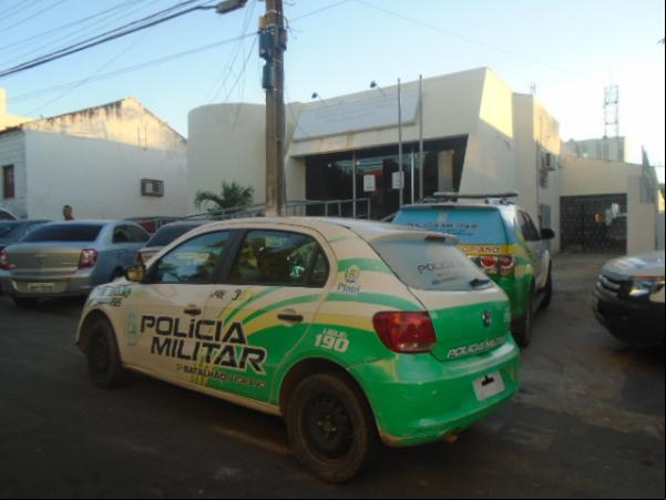 Delegacia de Floriano com viaturas(Imagem:FlorianoNews)