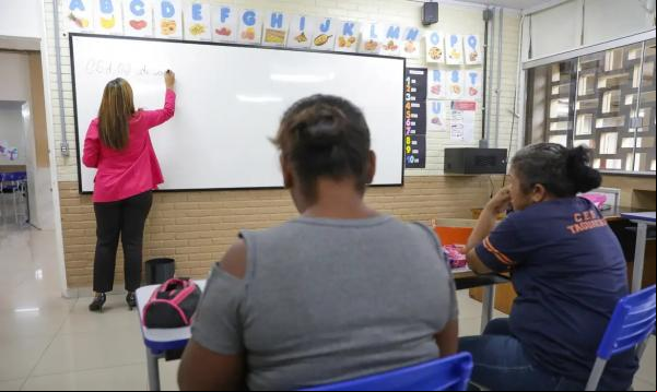 Com menor taxa de analfabetismo do país, DF é referência em educação. Centro Educacional 2 de Taguatinga. Na foto adultos assistem aula dentro da sala da aula, Escola.(Imagem:Geovana Albuquerque/Agência Brasília)